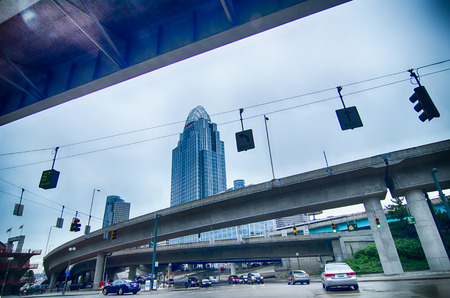 Cincinnati skyline. Image of Cincinnati skyline and historic John A. Roebling suspension bridge cross Ohio River.のeditorial素材