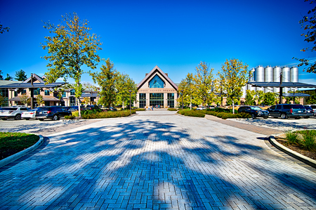 FLETCHER, NC October 15, 2016 - Sierra Nevada Brewery on sunny day with clear blue skyのeditorial素材