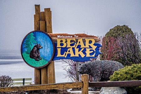 bear lake michigan welcome park sign in march 2017のeditorial素材