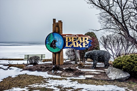 bear lake michigan frozen in spring month of marchのeditorial素材