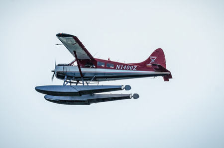 Single Prop Airplane Pontoon Plane flying in alaska mountainsのeditorial素材
