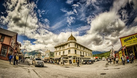 June 2017 Skagway Alaska - street view with cruise ship and mountain in skagway alaskaのeditorial素材