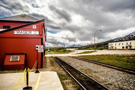 train wating for passengers at fraser british columbia train stationのeditorial素材