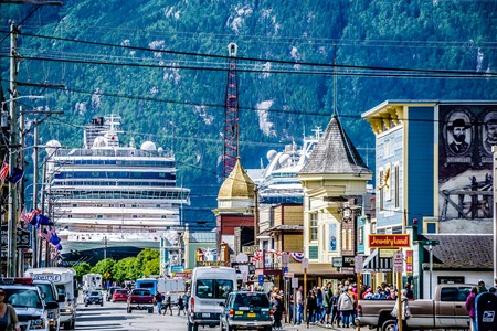 June 2017 Skagway Alaska - street view with cruise ship and mountain in skagway alaskaのeditorial素材