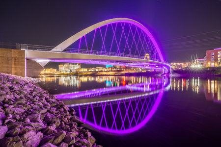 Des Moines Iowa skyline in USA at nightの写真素材