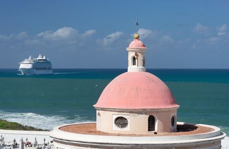 Historical caribbean chapel with cruise shipの写真素材