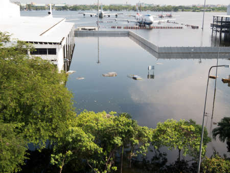 Bangkok, Thailand - November 8, 2011: Heavy flooding in Thailand since July is slowly encroaching on the capital, Bangkok on the 8 of November 2011 at Don Muang area in Bangkok.のeditorial素材