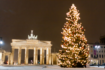 The Brandenburg Gate (German: Brandenburger Tor) is a former city gate, rebuilt in the late 18th century as a neoclassical triumphal arch, and now one of the most well-known landmarks of Germany.のeditorial素材