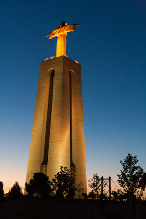 Christ the King statue facing the Tagus river at sunsetのeditorial素材