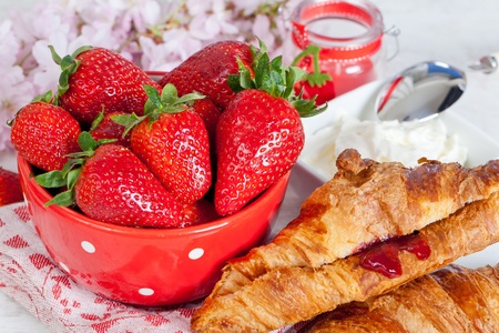 Breakfast with fresh strawberries and croissantの写真素材