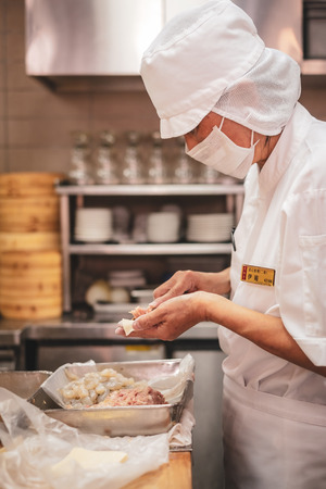 Preparing the typical chinese stuffed buns in a restaurantのeditorial素材