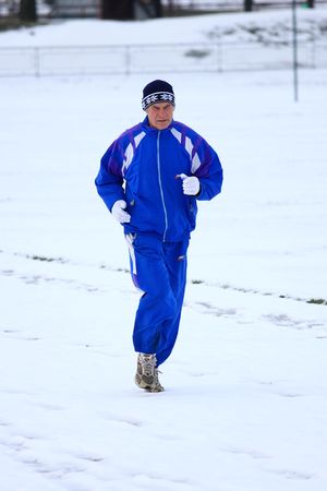  Senior runner while training for a competition in winterの写真素材