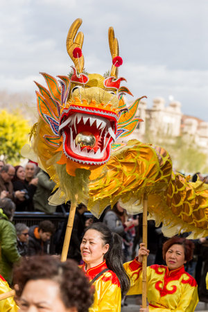 Barcelona, Catalonia, Spain. 04 st Feb, 2017. Participant dragon of the Chinese new year parade in Barcelonaのeditorial素材