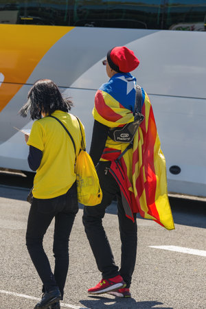 Catalan demonstrators with national catalan symbols in Barcelona to support the freedom of the political prisoners.More than 300.000 people have participated in the demonstration. 04. 16. 2018 Spain, Barcelonaのeditorial素材