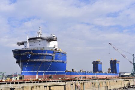In the construction of a dock Semi-submersible heavy lift ship.のeditorial素材