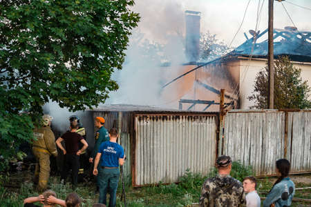 People help extinguish a fire to an employee in the form of the Ministry of Emergenciesのeditorial素材
