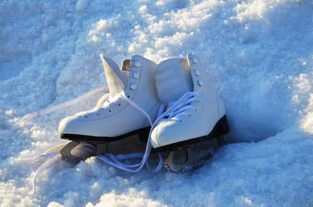Figure skates in snow close-upの写真素材