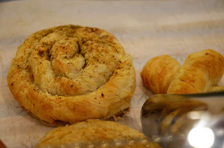 Fresh baked cinnamon rolls on steel baking tray. Homemade cinnamon buns for breakfast. Swedish sweet pastry background in a bakery shop.の写真素材