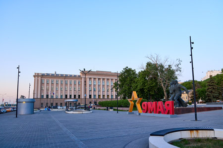 Markin Square in Nizhny Novgorod at dusk, featuring the Heroes of Volga Flotilla at 9 May Monument, a tribute to WWII heroes, with a grand building backdropの写真素材