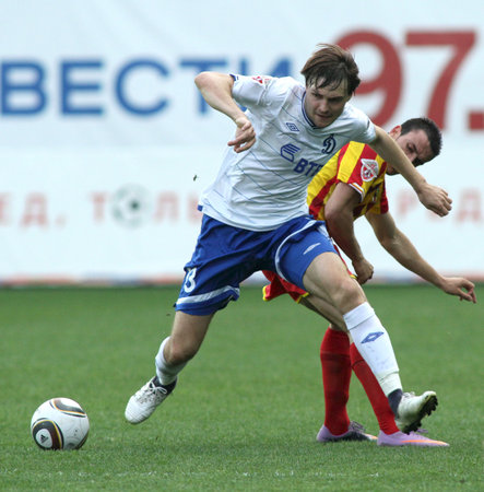 MOSCOW - MAY 15: Dinamo's defender Vladimir Granat (L) in a game of the 11th round of Russian Football Premier League - Dinamo Moscow vs. Alania Vladikavkaz - 2:0, May 15, 2010 in Moscow, Russia.のeditorial素材