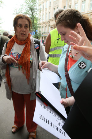 MOSCOW - JUNE 10: People perturbed by the actions of the police in breaking up rallies, filed a complaint in the police department のeditorial素材