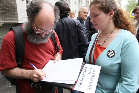 MOSCOW - JUNE 10: People perturbed by the actions of the police in breaking up rallies, filed a complaint in the police department のeditorial素材