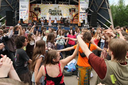 MOSCOW - JUNE 5: The annual open-air festival of folk music Wild Mint in the park Troparevo, June 5, 2010 in Moscow, Russia.のeditorial素材