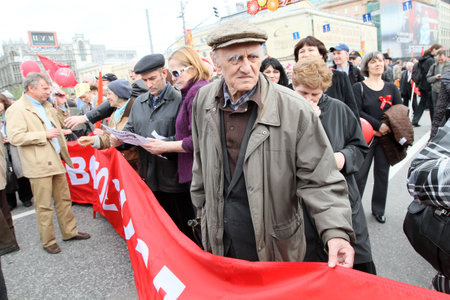 MOSCOW - MAY 1: Communist party supporters take part in a rally marking the May Day, May 1, 2010 in Moscow, Russia.のeditorial素材