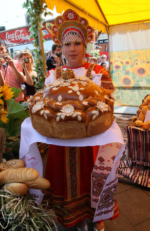 MOSCOW - JUNE 12: Celebrating the Day of Russia - cake measuring about half a meter brought from Moscow bakers at Revolution Square, June 12, 2010 in Moscow, Russia.のeditorial素材