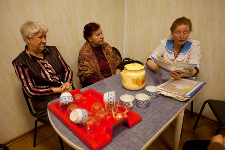 PODPOROZHYE, RUSSIA - MAY 3: Day of Health in Center of social services for pensioners and the disabled Otrada (Lectures in the tea room), May 3, 2012 in Podporozhye, Russia.  のeditorial素材