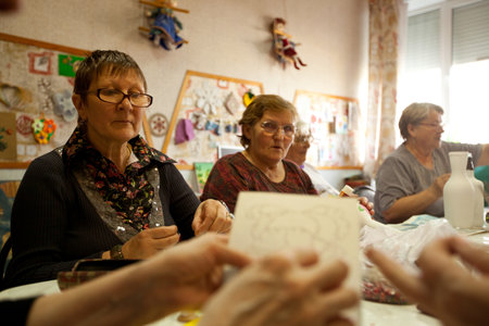 PODPOROZHYE, RUSSIA - MAY 4: Day of Health in Center of social services for pensioners and disabled Otrada (occupational therapy for eldery), May 4, 2012 in Podporozhye, Russia.のeditorial素材