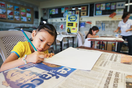 GUAYAQUIL, ECUADOR - FEBRUARY 8: Unknown children in lesson drawing in primary school by project to help deprived children in deprived areas with education, February 8, 2011 in Guayaquil, Ecuador.のeditorial素材