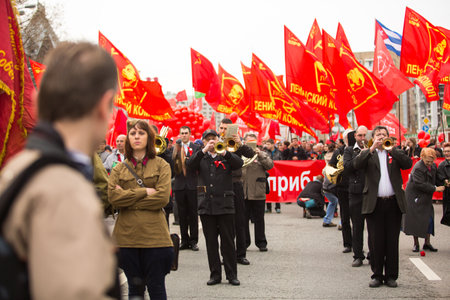 MOSCOW - MAY 1: Unidentified communist party supporters take part in a rally marking the May Day, May 1, 2013 in Moscow, Russia.のeditorial素材