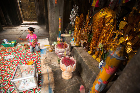 SIEM REAP, CAMBODIA - DEC 13: An unidentified cambodian girlie in Angkor Wat, Dec 13, 2012 on Siem Reap, Cambodia. Angkor is the country's prime attraction for visitors.のeditorial素材