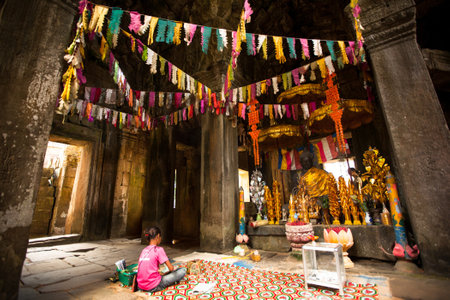 SIEM REAP, CAMBODIA - DEC 13: An unidentified cambodian girlie in Angkor Wat, Dec 13, 2012 on Siem Reap, Cambodia. Angkor is the country's prime attraction for visitors.のeditorial素材