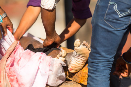 KATHMANDU, NEPAL - DEC 3: Unidentified local people during the cremation ceremony along the holy Bagmati River in Bhasmeshvar Ghat at Pashupatinath temple, Dec 3, 2013 in Kathmandu, Nepal.のeditorial素材