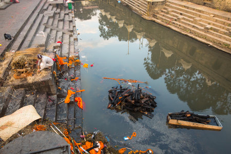 KATHMANDU, NEPAL - DEC 20: During the cremation ceremony along the holy Bagmati River in Bhasmeshvar Ghat at Pashupatinath temple, Dec 20, 2013 in Kathmandu, Nepal.のeditorial素材