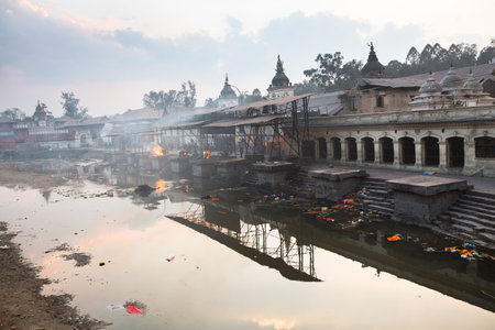 KATHMANDU, NEPAL - DEC 20: During the cremation ceremony along the holy Bagmati River in Bhasmeshvar Ghat at Pashupatinath temple, Dec 20, 2013 in Kathmandu, Nepal.のeditorial素材