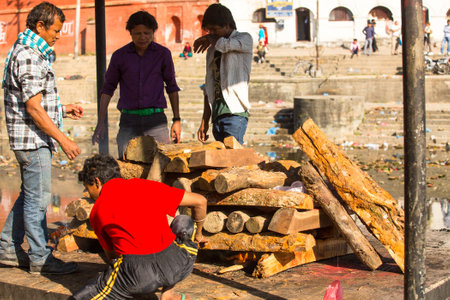 KATHMANDU, NEPAL - DEC 3, 2013: Unidentified local people during the cremation ceremony along the holy Bagmati River in Bhasmeshvar Ghat at Pashupatinath temple in Kathmandu.のeditorial素材