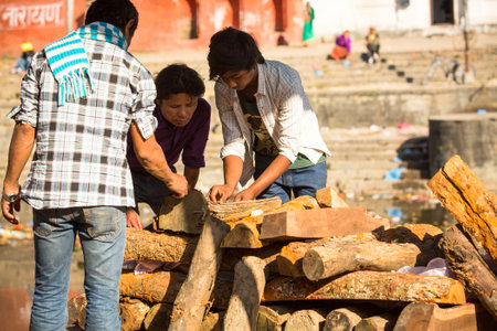 KATHMANDU, NEPAL - DEC 3, 2013: Unidentified local people during the cremation ceremony along the holy Bagmati River in Bhasmeshvar Ghat at Pashupatinath temple in Kathmandu.のeditorial素材