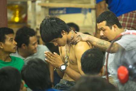NAKHON CHAI, THAILAND - MAR 23: Unidentified monk makes traditional Yantra tattooing during Wai Kroo Master Day Ceremony in Wat Bang Pra on Mar 23, 2013 in Nakhon Chai, Thailand.のeditorial素材