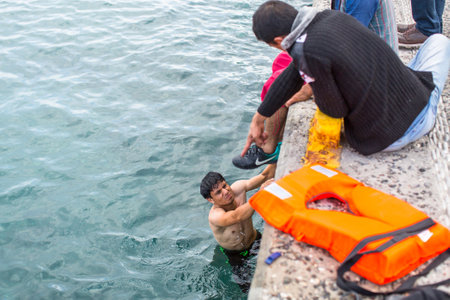 KOS, GREECE - SEP 28, 2015: Unidentified Refugees. More than half are migrants from Syria, but there are refugees from other countries - Afghanistan, Pakistan, Iraq, Iran, Mali, Bangladesh, Eritrea.のeditorial素材