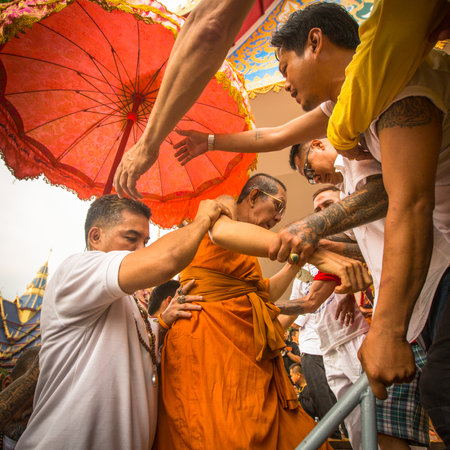 WAT BANG PHRA, THAILAND - MART 19, 2016: Unidentified participants Wai Kroo (Luang Por Phern) Master Day Ceremony at Wat Bang Phra monastery, about 50 km of Bangkok.のeditorial素材