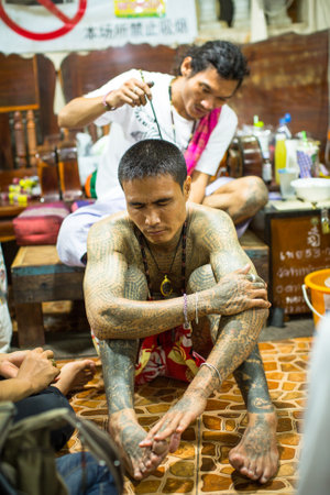 WAT BANG PHRA, THAILAND - MAR 18, 2016: Unidentified monk makes traditional Yantra tattooing during Wai Kroo Master Day Ceremony in Bang Pra monastery, about 50 km west of Bangkok.のeditorial素材