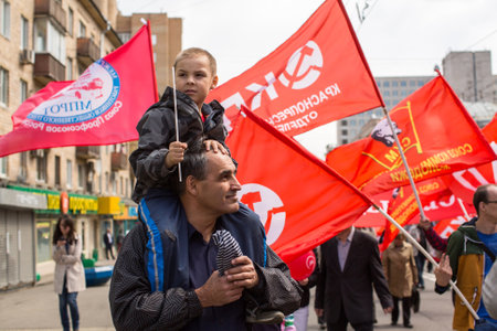MOSCOW - MAY 1, 2016: Communist party supporters together with National Bolsheviks take part in a rally marking the May Day in the center of Moscow.のeditorial素材
