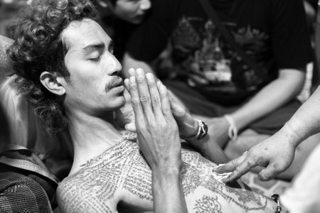 WAT BANG PHRA, THAILAND - MAR 18, 2016: Unknown participants of Master Day Ceremony at able Khong Khuen (spirit possession) during the Wai Kroo ritual at Bang Pra monastery, about 50 km of Bangkok.のeditorial素材