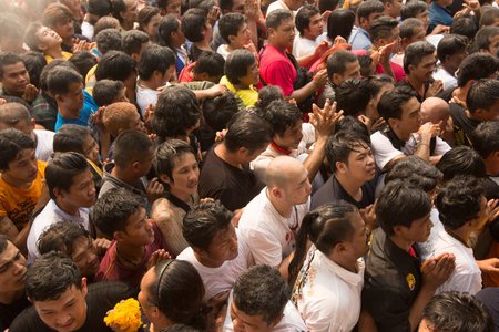 WAT BANG PHRA, THAILAND - MAR 19, 2016: Unidentified participants Wai Kroo (Luang Por Phern) Master Day Ceremony at Bang Pra monastery.のeditorial素材