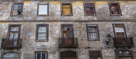Abandoned buildings house facade in the old part of Porto, Portugal.の写真素材