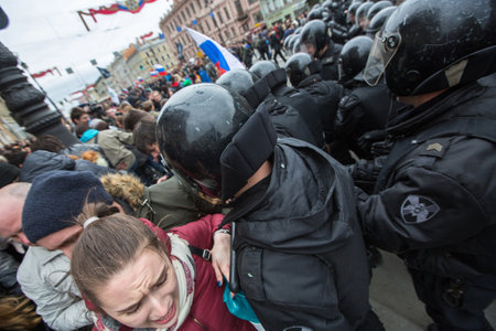 ST. PETERSBURG, RUSSIA - MAY 5, 2018: Police officers in riot gear block an Nevsky prospect during an opposition protest rally ahead of President Vladimir Putin's inauguration ceremony.のeditorial素材