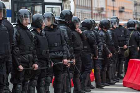 ST. PETERSBURG, RUSSIA - MAY 5, 2018: Police officers in riot gear block an Nevsky prospect during an opposition protest rally ahead of President Vladimir Putin's inauguration ceremony.のeditorial素材
